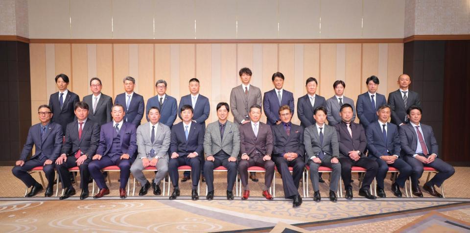 記念撮影をする（前列左から）池山隆寛監督、新井貴浩監督、井上一樹監督、阿部慎之助監督、相川亮二監督、藤川球児監督、小久保裕紀監督、新庄剛志監督、岸田護監督、三木肇監督、西口文也監督、サブロー監督（後列左から）城石憲之２軍監督、高信二２軍監督、飯山裕志２軍監督、石井琢朗２軍監督、村田修一２軍監督、斉藤和巳２軍監督、稲葉篤紀２軍監督、風岡尚幸２軍監督、渡辺直人２軍監督、小関竜也２軍監督、福浦和也２軍監督（代表撮影）