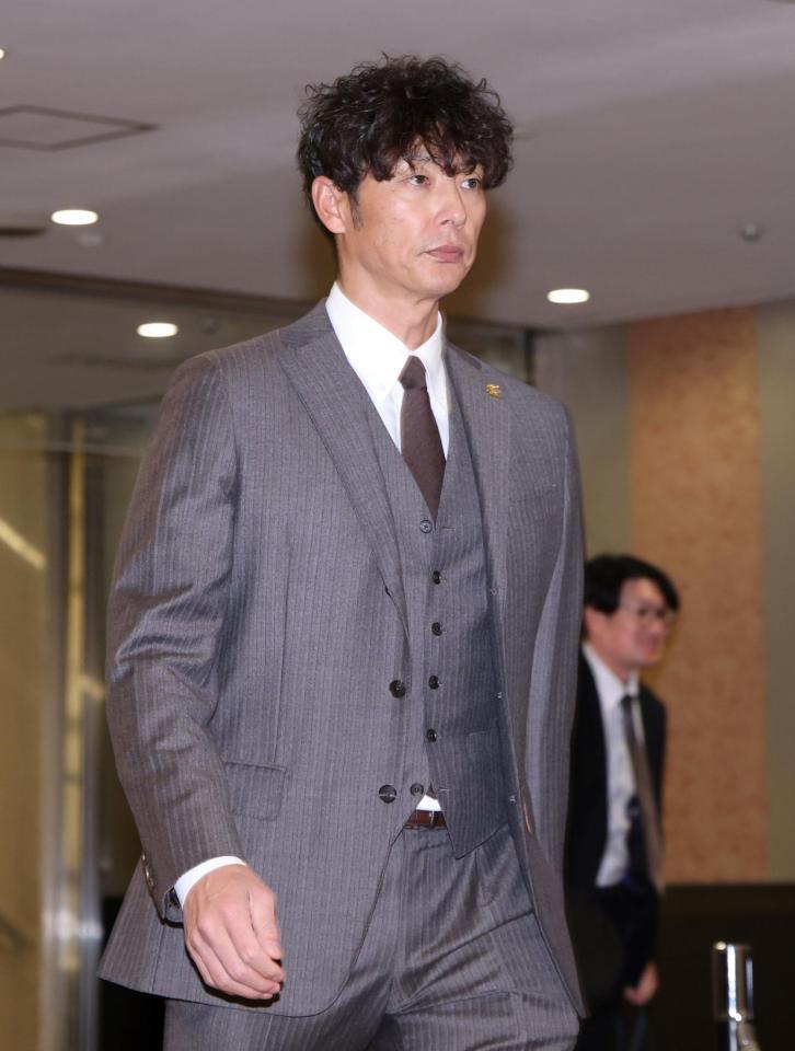 ＮＰＢ１２球団監督会議に向かうソフトバンク・斉藤２軍監督（撮影・伊藤笙子）