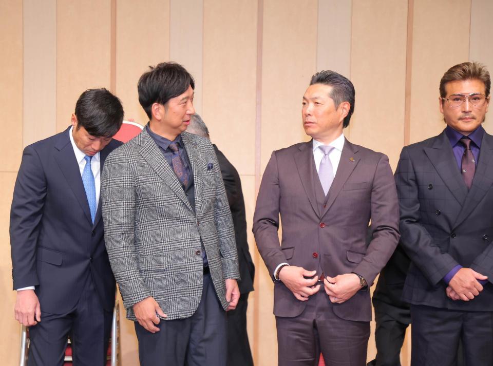 話をする藤川球児監督（中央左）と小久保裕紀監督（左は相川亮二監督、右は新庄剛志監督）（代表撮影）