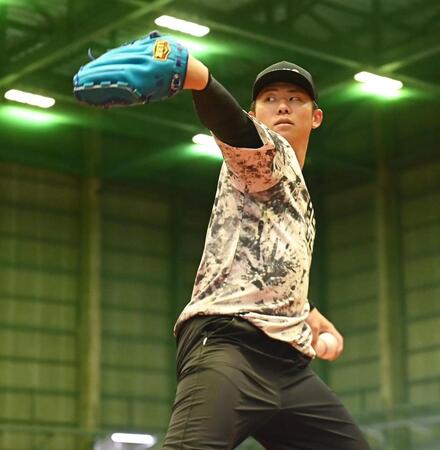 キャッチボールする曽谷（撮影・高部洋祐）