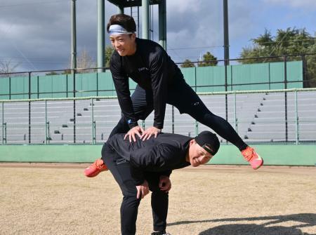 　馬跳びをする中日・岡林（上）と阪神・前川＝津市