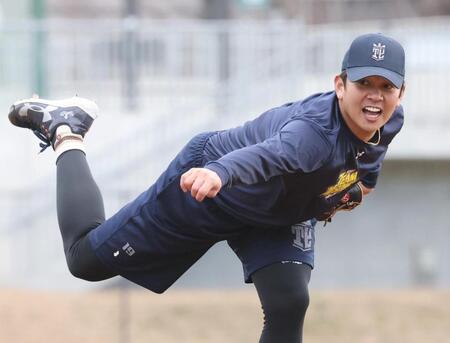 マウンドで投げ込む山崎