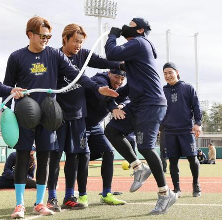 マスクをつけ、低酸素トレーニングをする山崎（右から２人目）