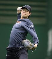 キャッチボールする山崎（撮影・石井剣太郎）