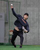 キャッチボールする山崎（石井剣太郎）