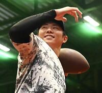 アメフトのボールでキャッチボールする曽谷（撮影・高部洋祐）