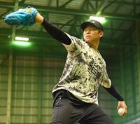 キャッチボールする曽谷（撮影・高部洋祐）