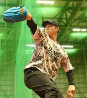 キャッチボールする曽谷（撮影・高部洋祐）