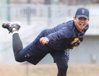 マウンドで投げ込む山崎