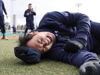 低酸素トレーニングを終え、倒れこむ山崎