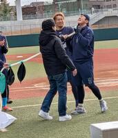 低酸素トレーニングを終え、苦悶（くもん）の表情でマスクを外す山崎（右）