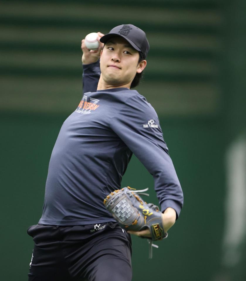 キャッチボールする山崎（撮影・石井剣太郎）