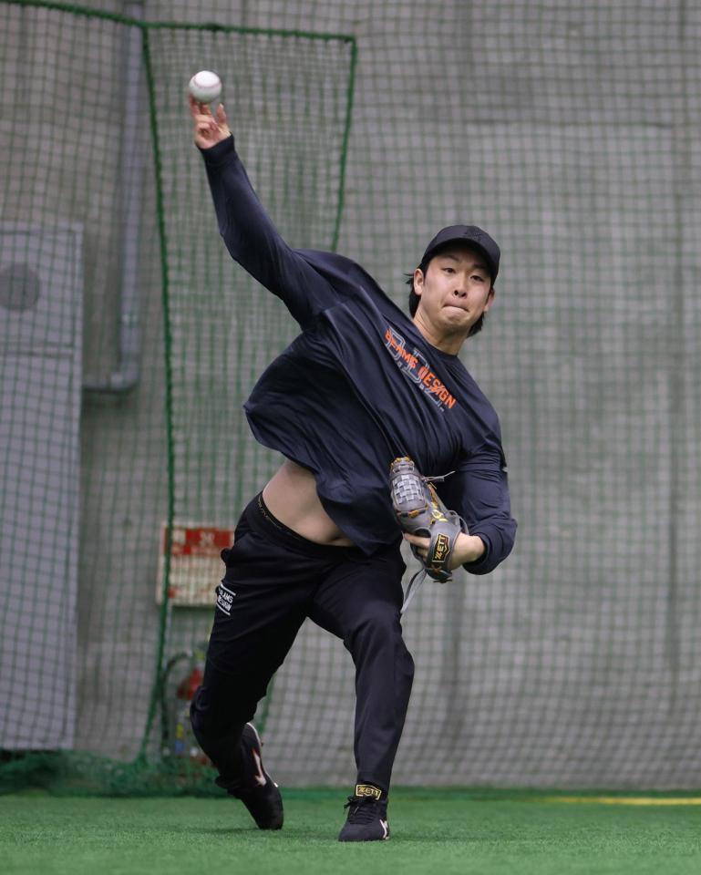 キャッチボールする山崎（石井剣太郎）