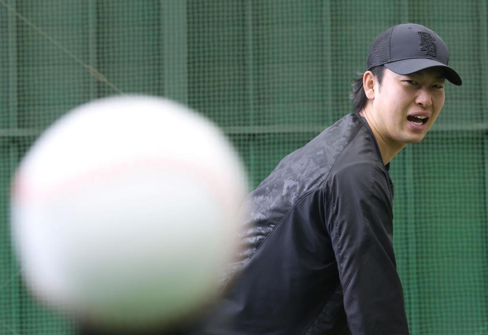 自主トレを公開した山崎（撮影・石井剣太郎）