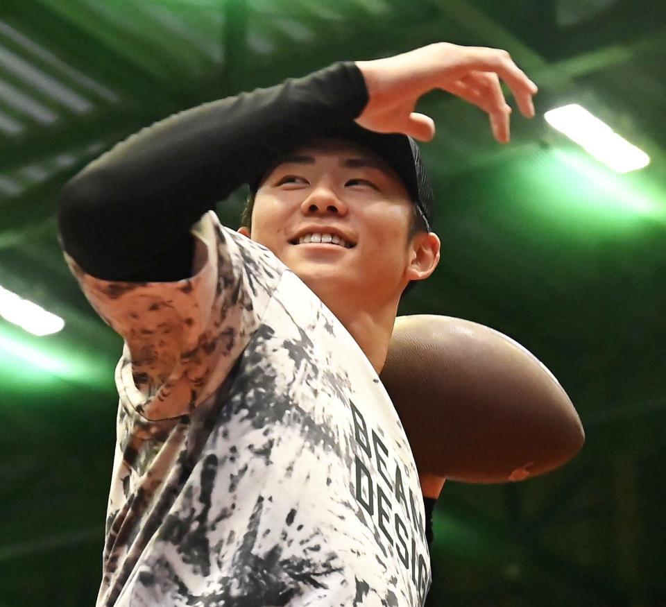 アメフトのボールでキャッチボールする曽谷（撮影・高部洋祐）