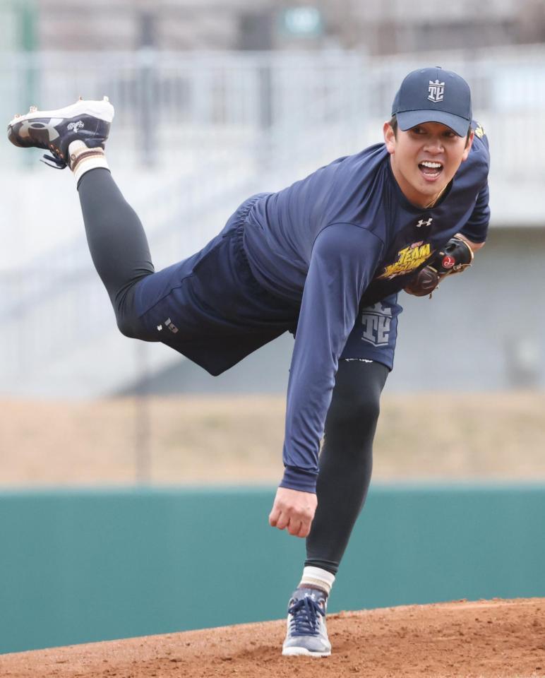 マウンドで投げ込む山崎