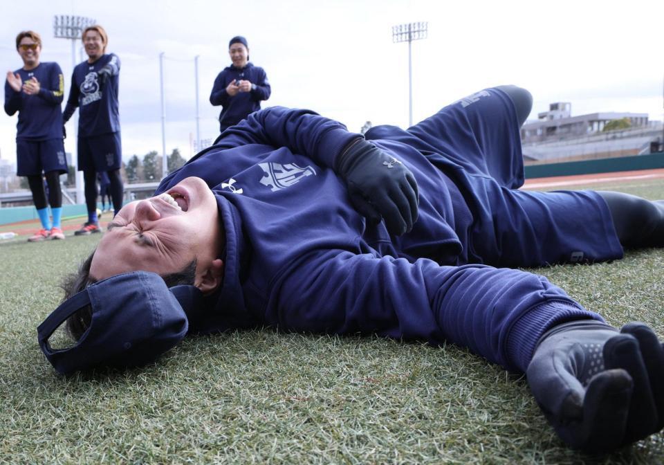 低酸素トレーニングを終え、倒れこむ山崎