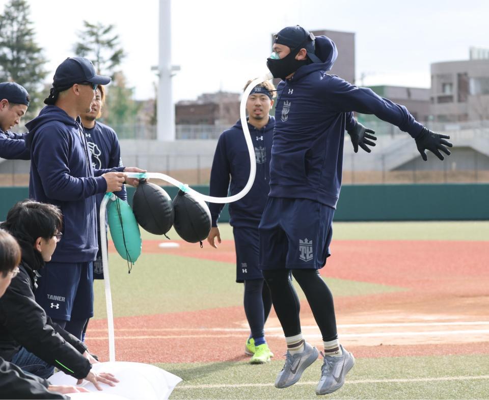 マスクをつけ、低酸素トレーニングをする山崎