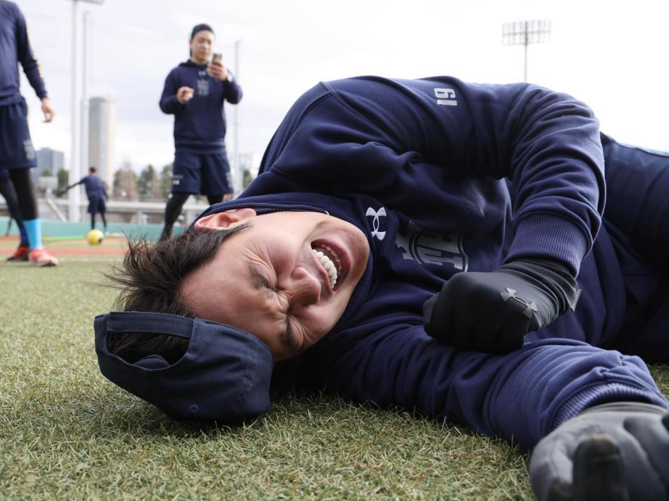 低酸素トレーニングを終え、倒れこむ山崎