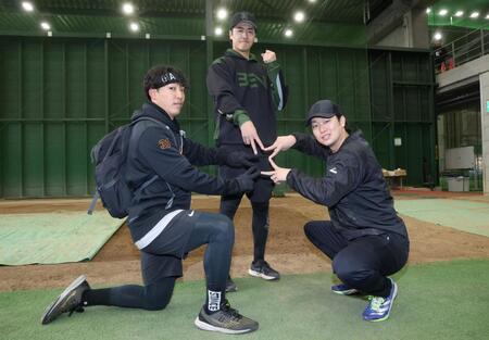 自主トレを公開した（左から）赤星、西舘、山崎（撮影・石井剣太郎）