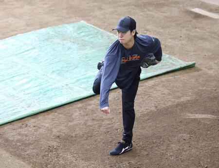 ブルペンで投げ込む山崎（撮影・石井剣太郎）