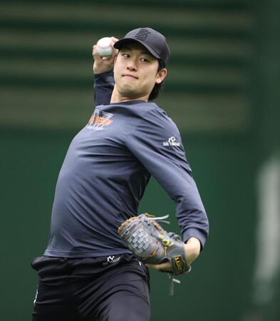 キャッチボールする山崎（撮影・石井剣太郎）