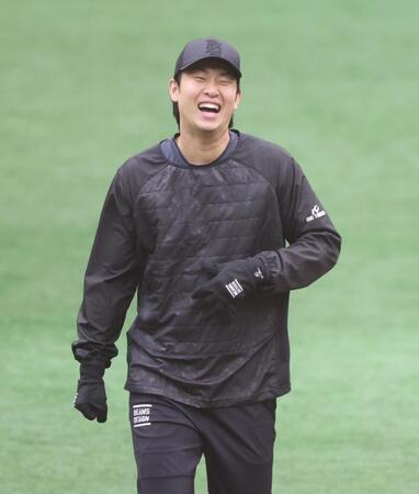 笑顔を見せる山崎（撮影・石井剣太郎）