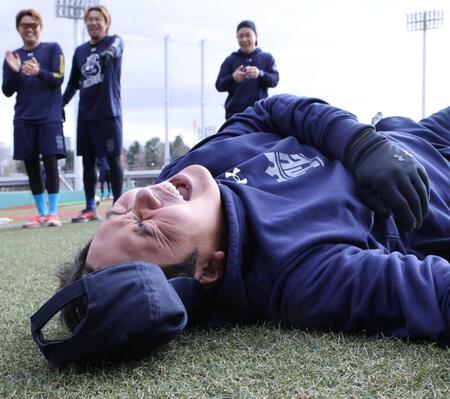 　低酸素トレーニングを終え、倒れこむ山崎