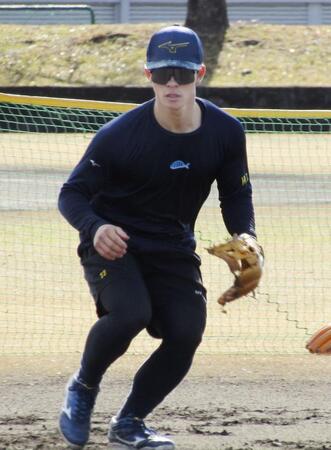 　ノックを受けるヤクルトの内山＝宮崎県西都市