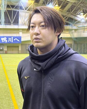 　練習を公開し、取材に応じるロッテ・佐藤＝千葉県鴨川市