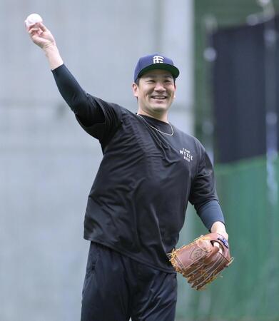 笑顔でキャッチボールする巨人・田中将大（撮影・伊藤笙子）