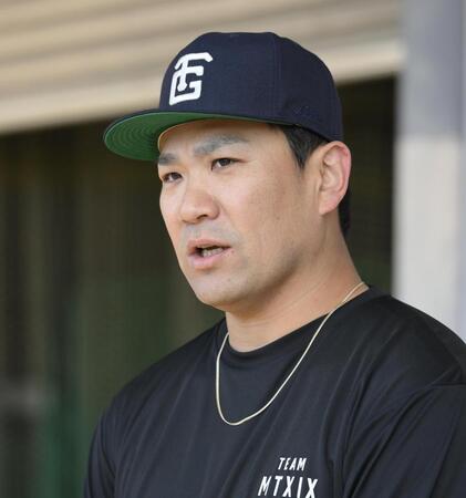 囲み取材で則本について語る田中将（撮影・伊藤笙子）