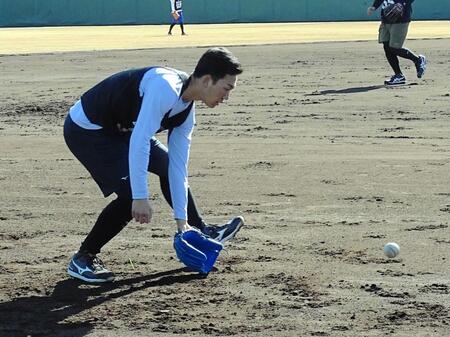 １軍キャンプ帯同が決まったドラ１・石垣元は新人合同自主トレでノックを受ける