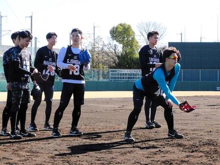 ドラ１・石垣元（中央）はキャンプ１軍メンバーに抜てきされる