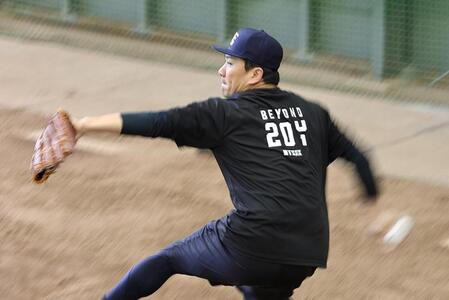 ブルペンで投げ込む田中将（撮影・伊藤笙子）