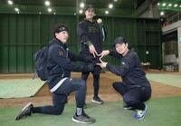 自主トレを公開した（左から）赤星、西舘、山崎（撮影・石井剣太郎）