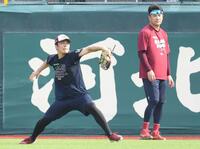 調整する楽天時代の則本（左）と田中将＝２０２３年９月