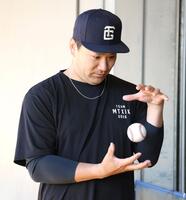 自主トレ中にハンドパワーを開眼！？した田中将（撮影・伊藤笙子）