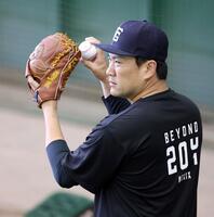 オリジナルＴシャツを着て、自主トレを行った田中将（撮影・伊藤笙子）