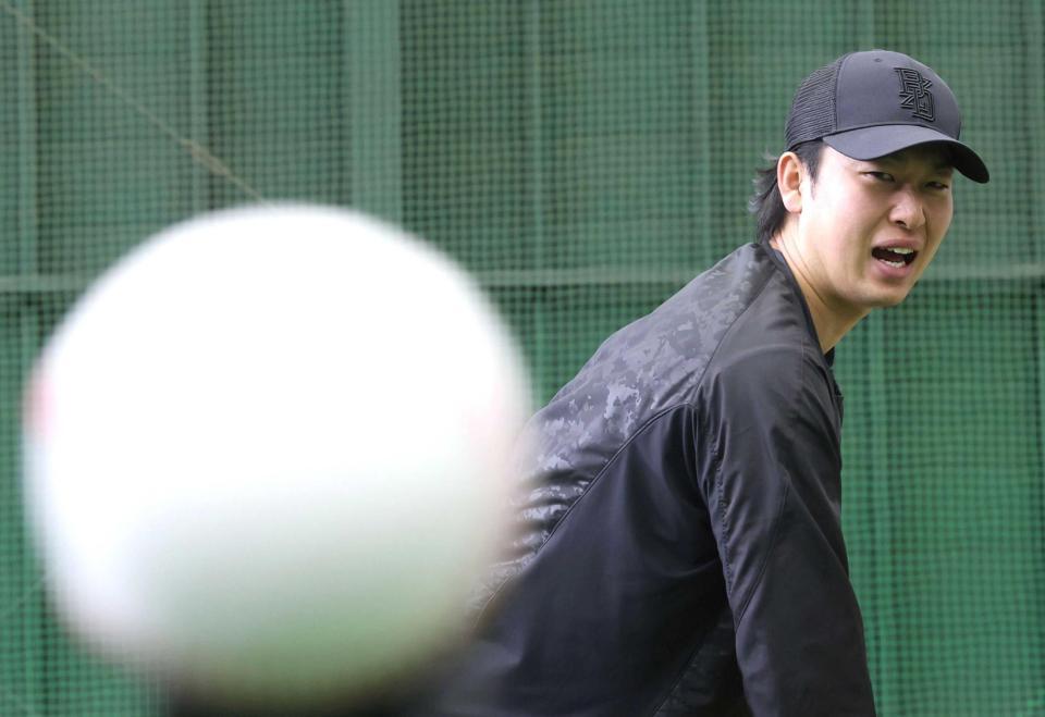 　自主トレを公開した山崎（撮影・石井剣太郎）