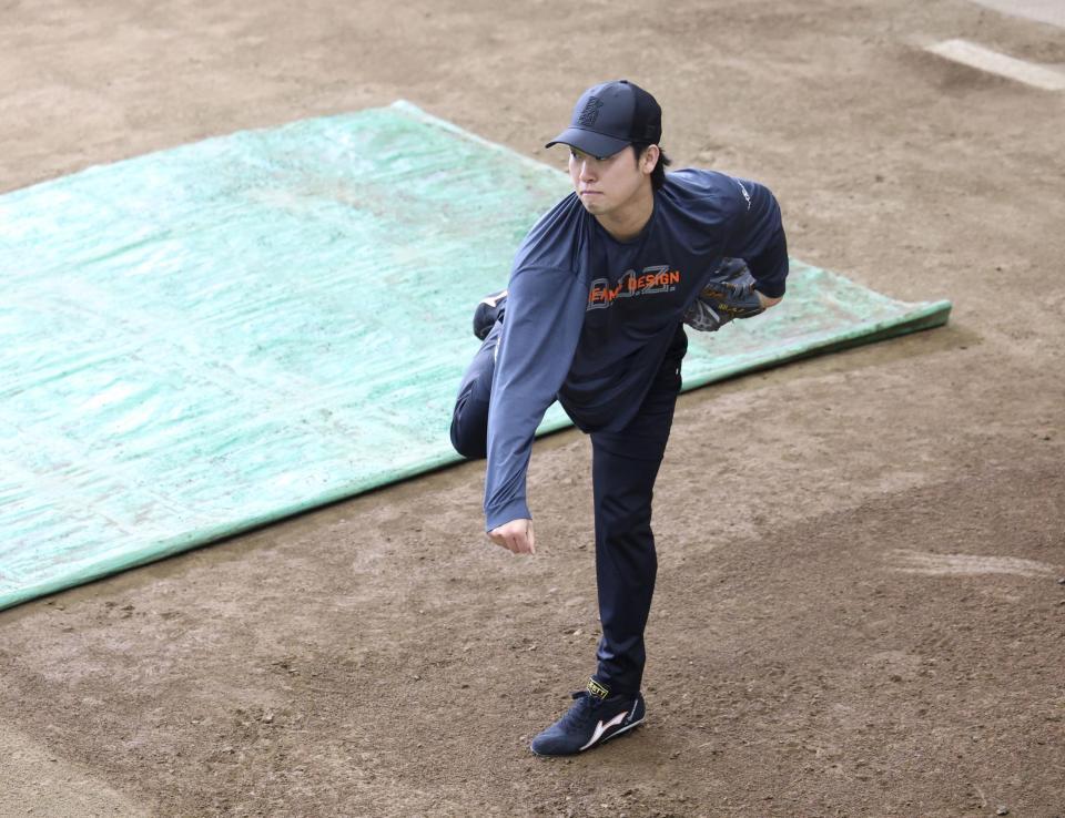 ブルペンで投げ込む山崎（撮影・石井剣太郎）