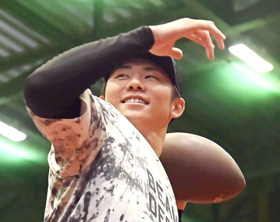 　アメフトのボールでキャッチボールする曽谷（撮影・高部洋祐）