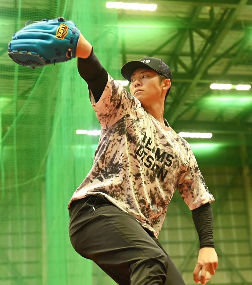 キャッチボールする曽谷（撮影・高部洋祐）