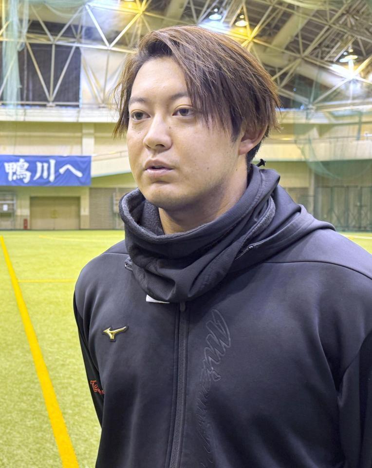 　練習を公開し、取材に応じるロッテ・佐藤＝千葉県鴨川市