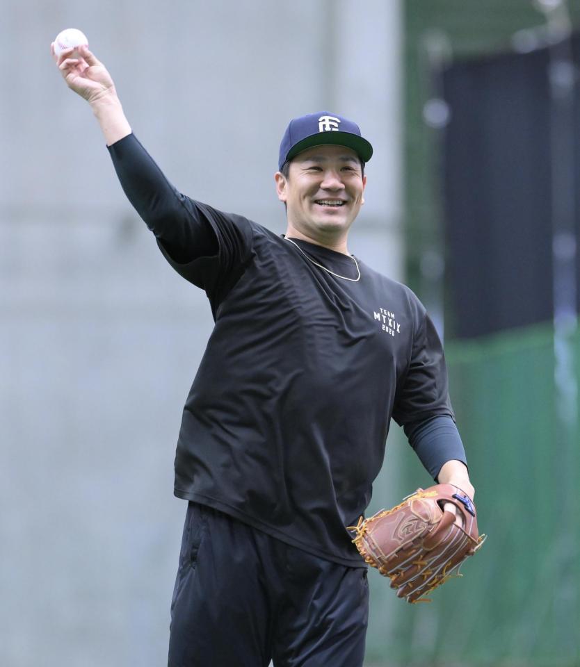 笑顔でキャッチボールする巨人・田中将大（撮影・伊藤笙子）