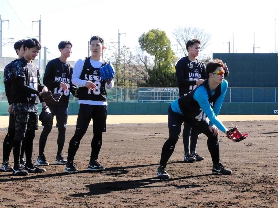 ドラ１・石垣元（中央）はキャンプ１軍メンバーに抜てきされる