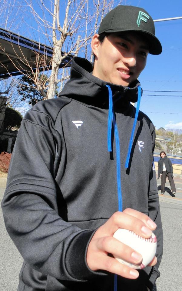 新球候補の握りを説明する達