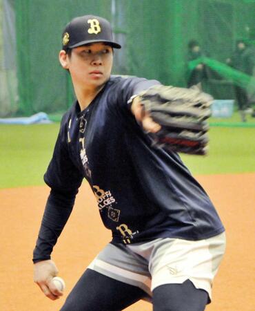 　キャッチボールする山下