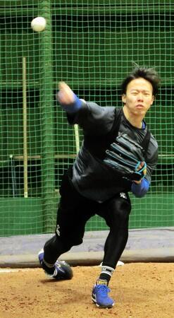ブルペンで投球練習をする大川