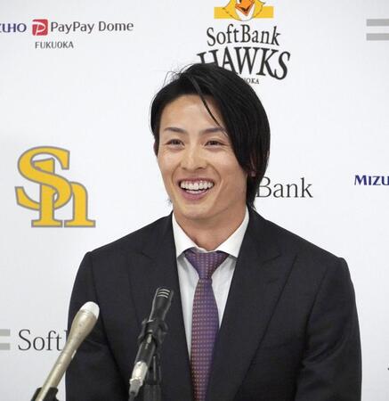 　契約更改し、記者会見する周東